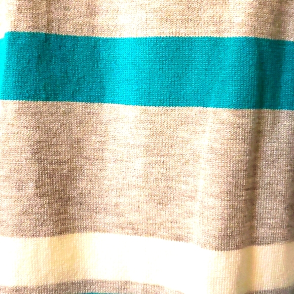 Long-sleeved sweater with detachable scarf. - Picture 2 of 6